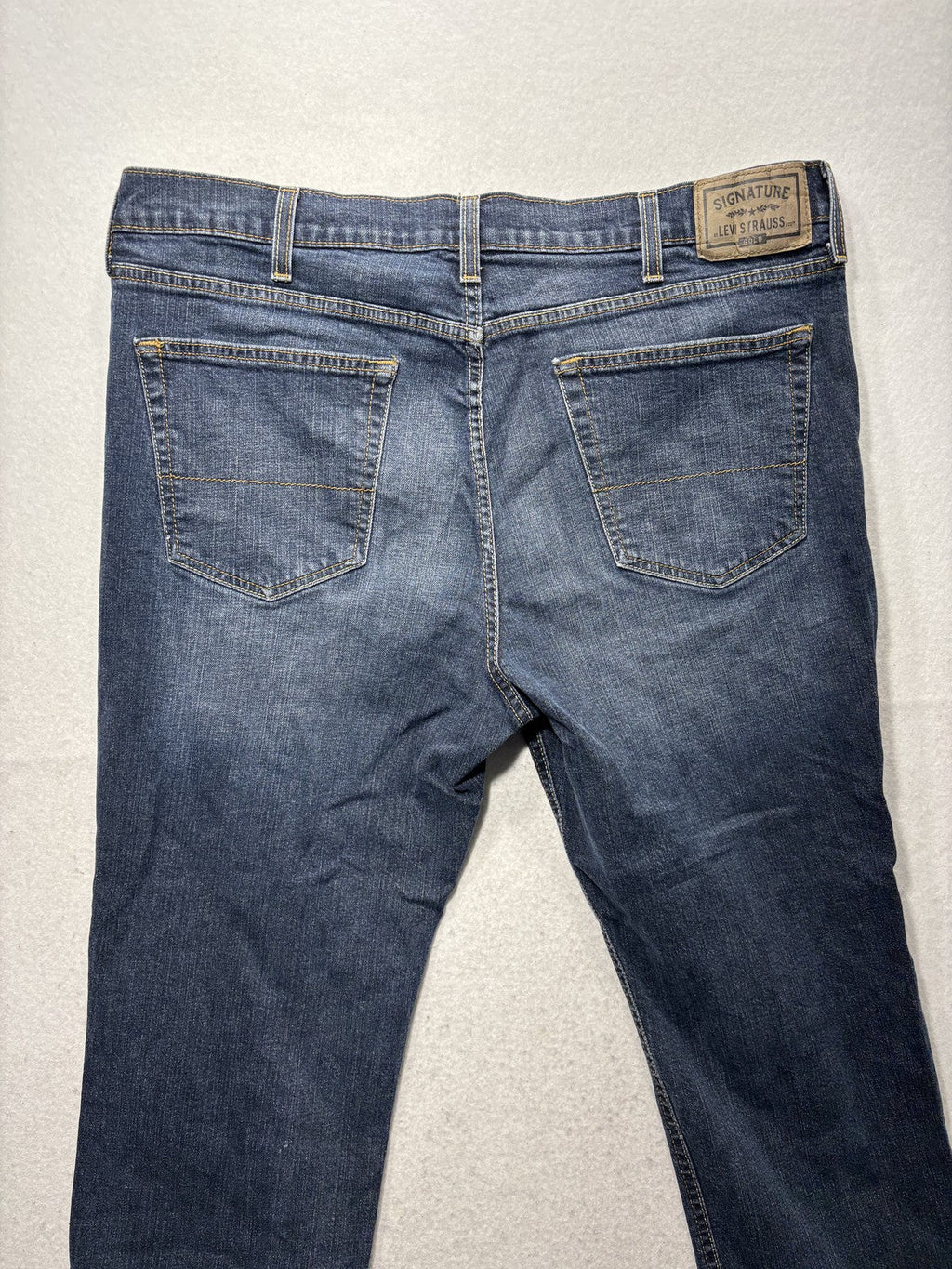 Signature Levi Strauss Athletic Jeans Mens 36x32 Blue Medium Wash Straight Denim