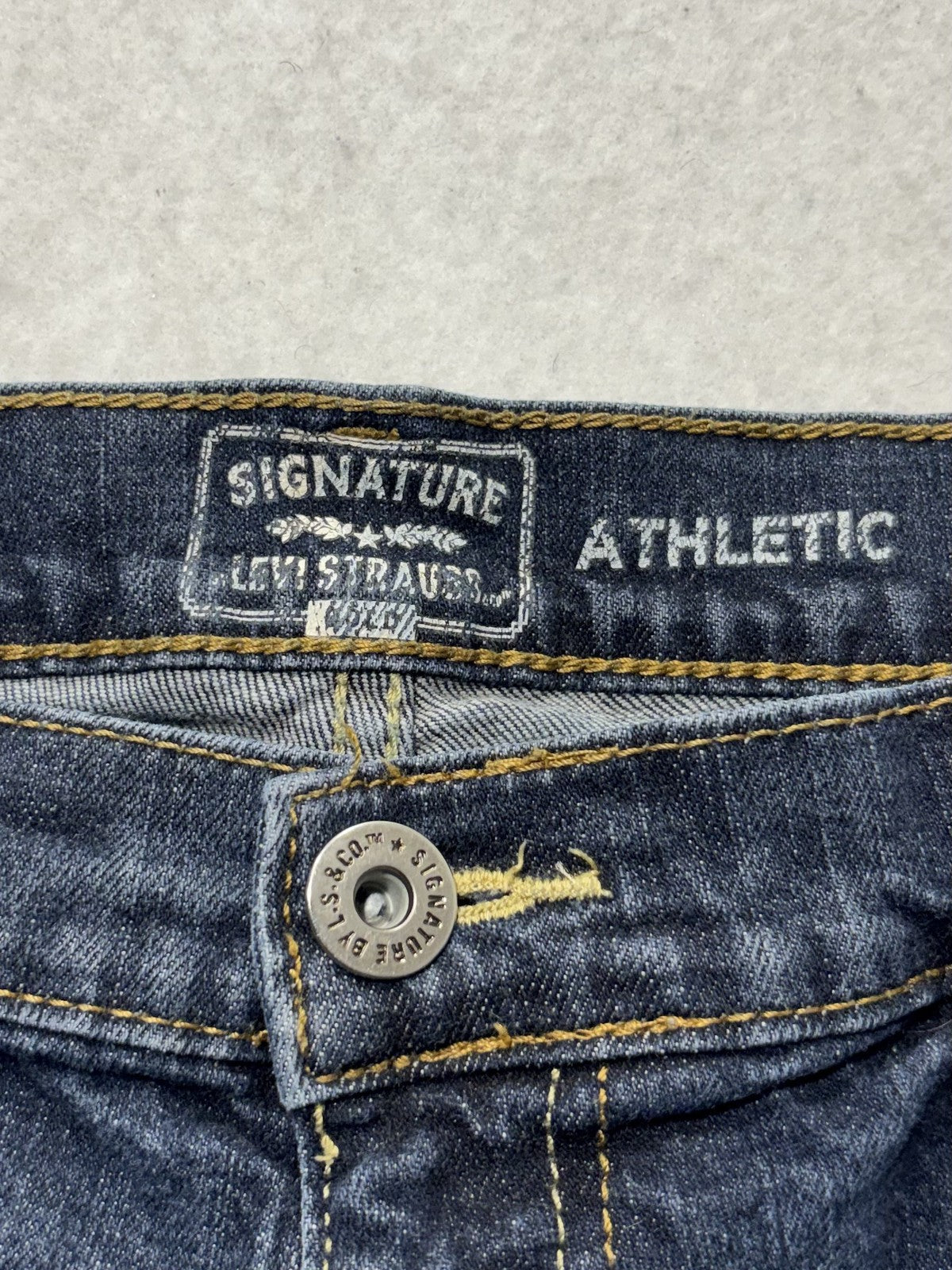 Signature Levi Strauss Mens 34x30 Athletic Fit Straight Leg Blue Stretch Jeans