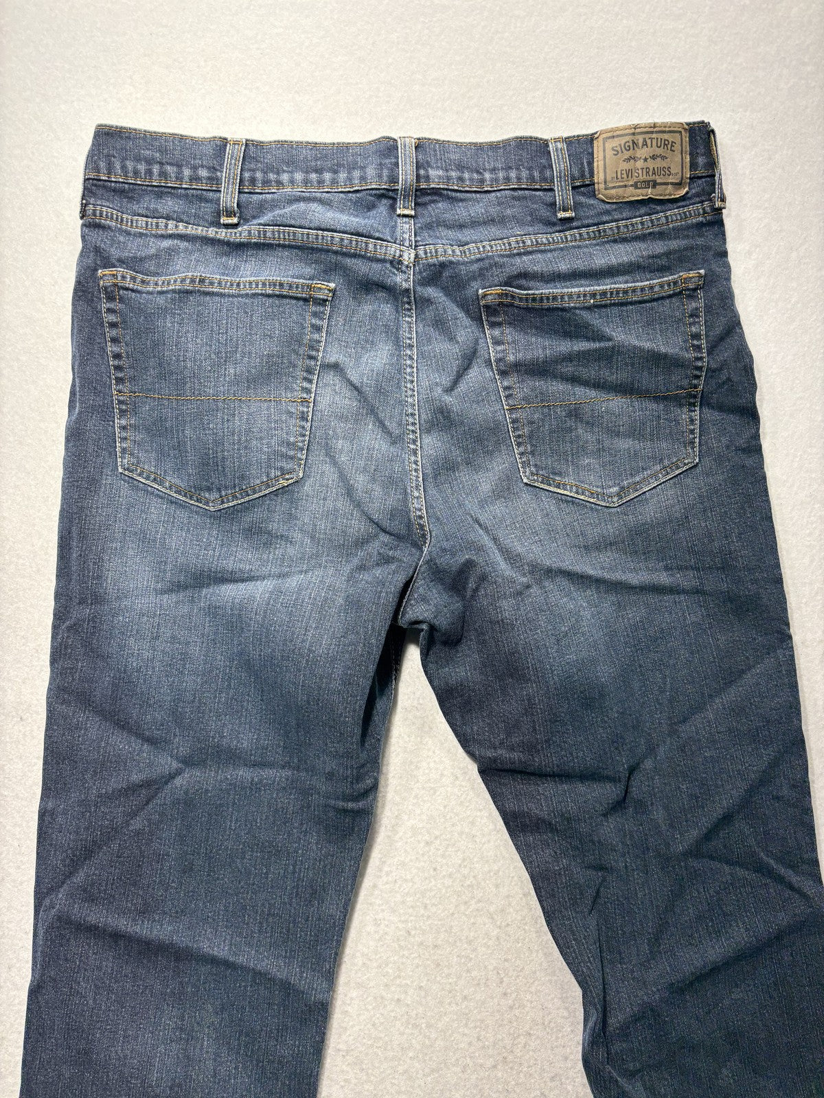 Signature Levi Strauss Gold Label Athletic Jeans Mens 36x26 Blue Straight Denim