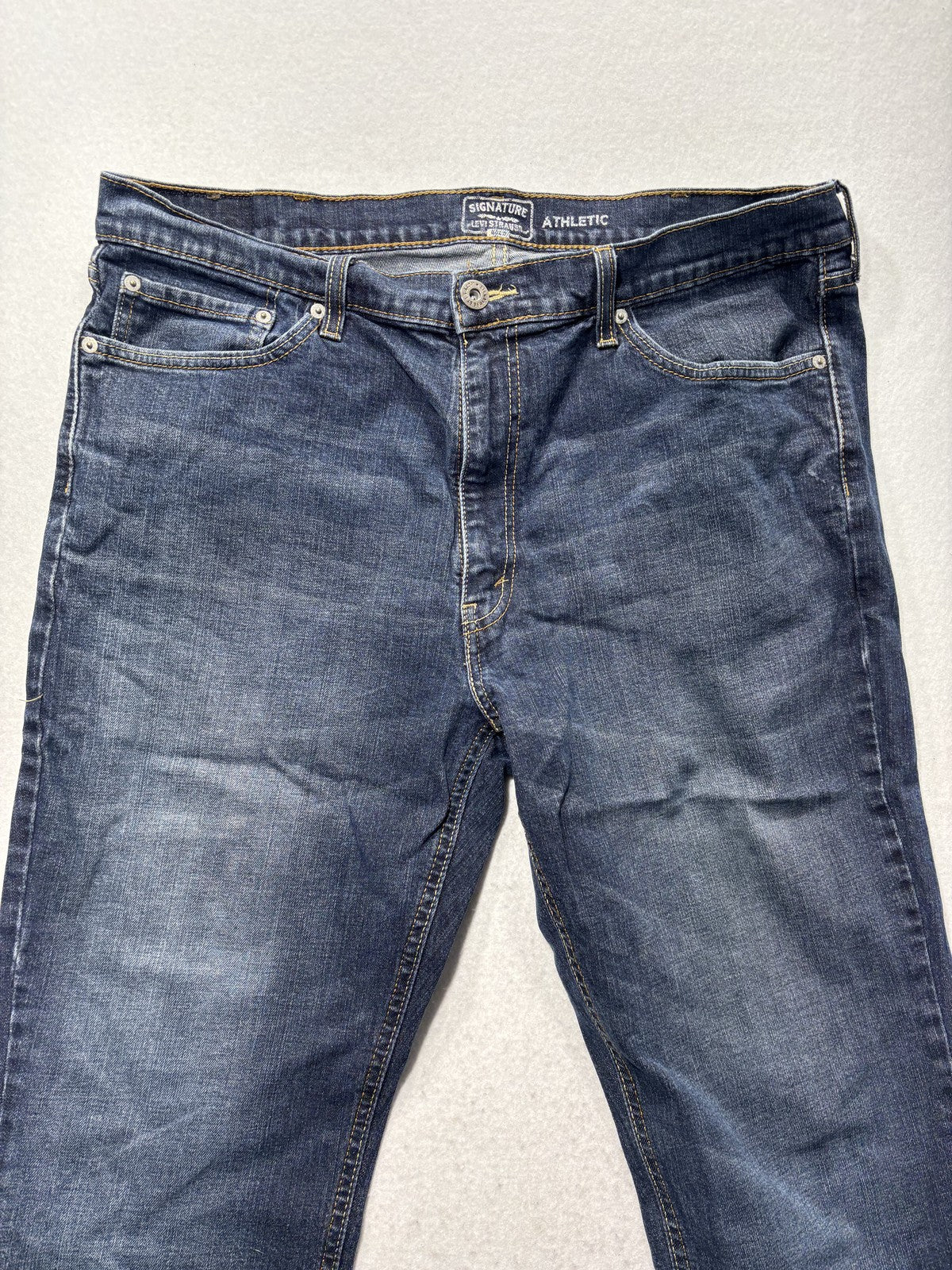 Signature Levi Strauss Mens 34x30 Athletic Fit Straight Leg Blue Stretch Jeans