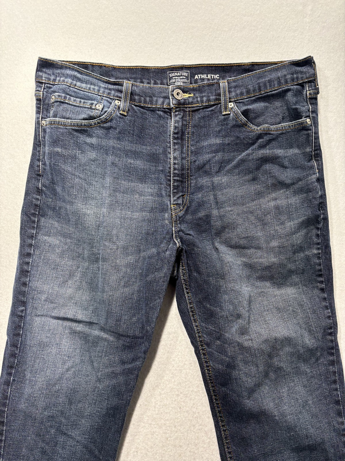 Signature Levi Strauss Athletic Jeans Mens 36x32 Blue Medium Wash Straight Denim