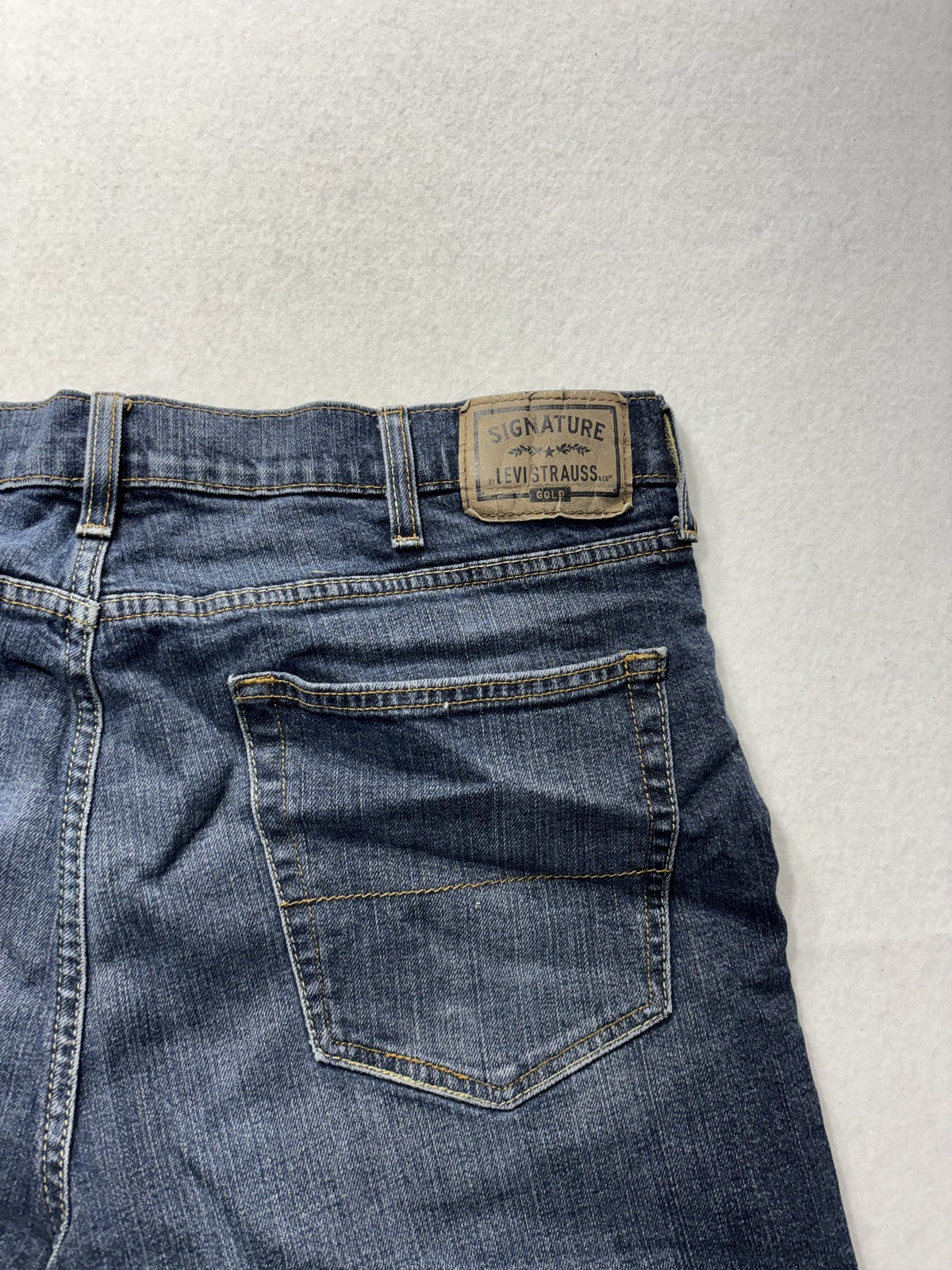 Signature Levi Strauss Gold Label Athletic Jeans Mens 36x26 Blue Straight Denim