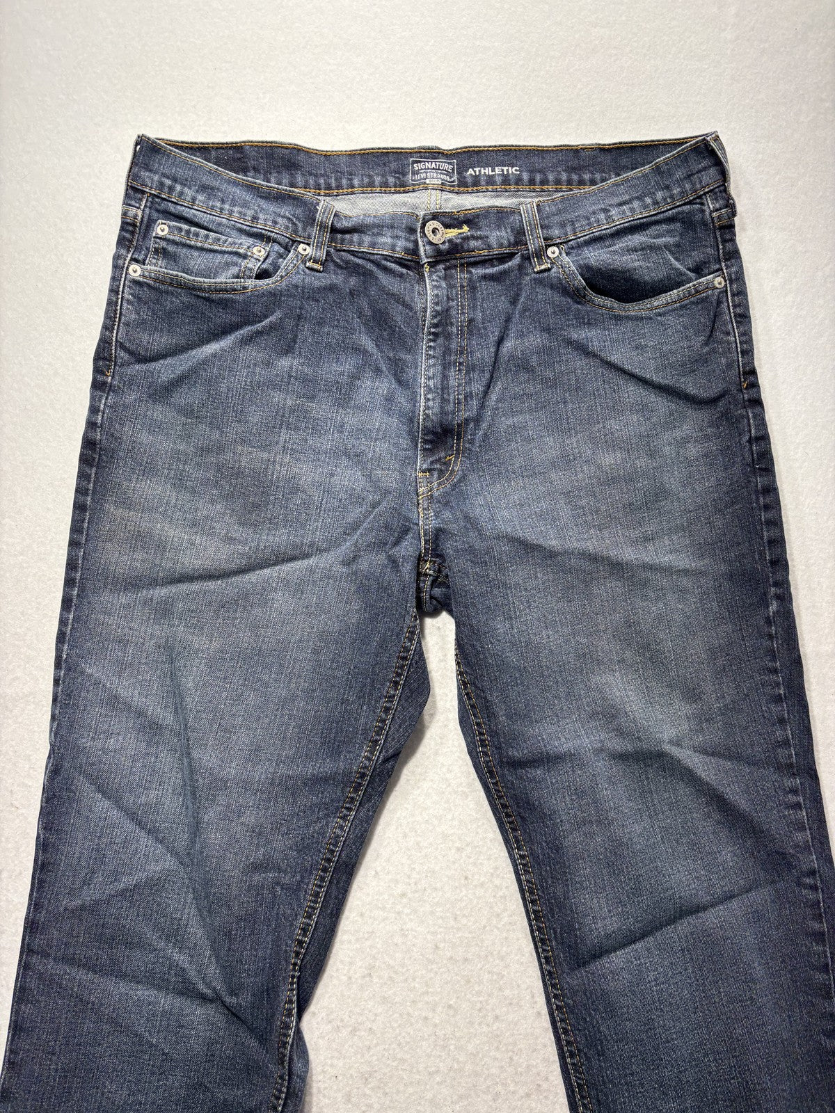 Signature Levi Strauss Gold Label Athletic Jeans Mens 36x26 Blue Straight Denim
