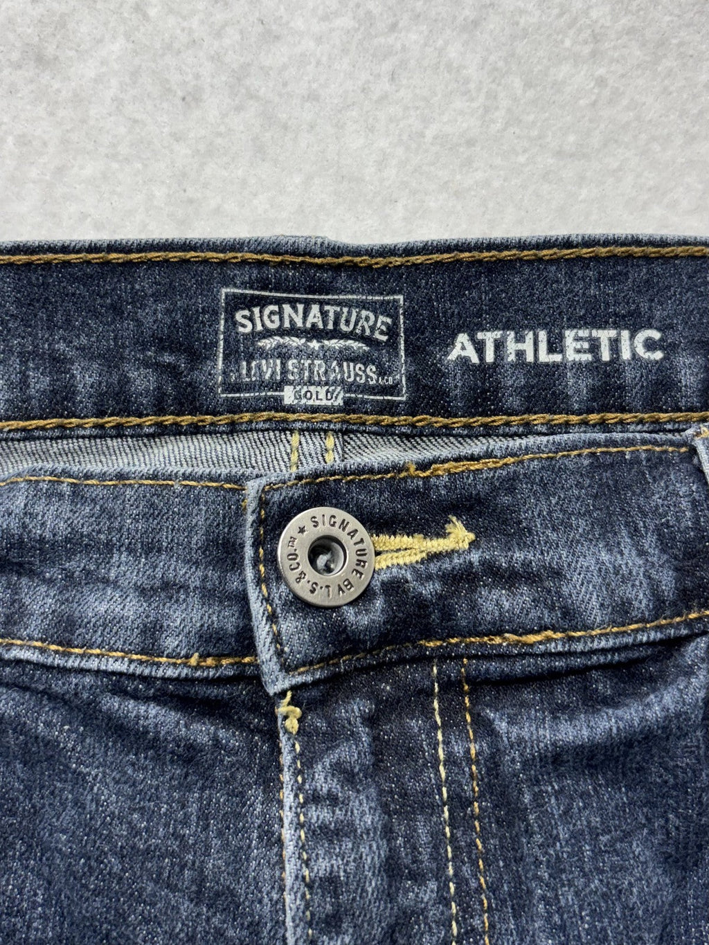 Signature Levi Strauss Gold Label Athletic Jeans Mens 36x26 Blue Straight Denim