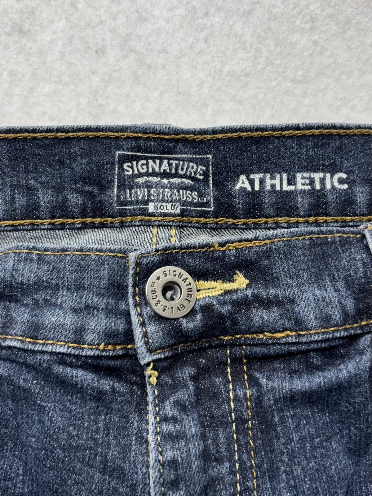 Signature Levi Strauss Gold Label Athletic Jeans Mens 36x26 Blue Straight Denim
